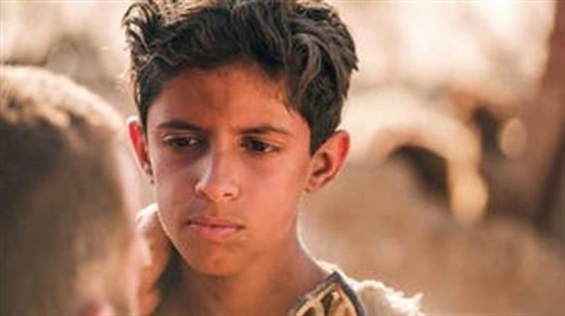 عمر العطوي... قصة الفتى السعودي الذي اختاره مخرج بريطاني لفيلم 