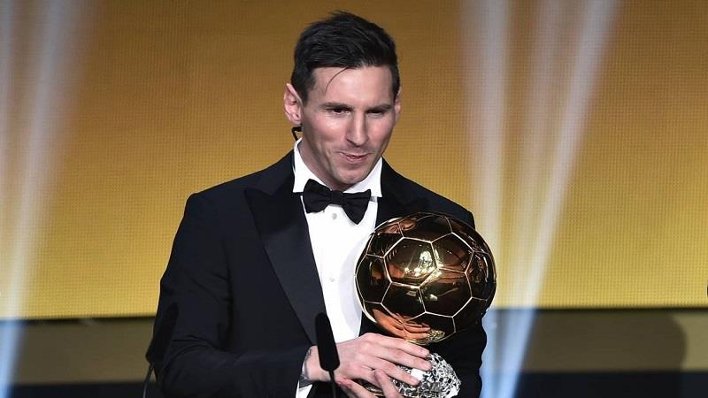 ميسي يتوج بجائزة الكرة الذهبية كأفضل لاعب لعام 2021
