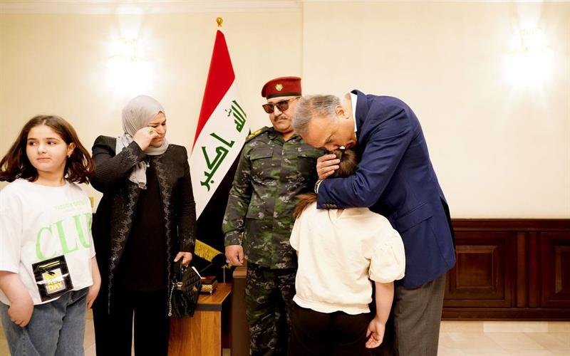 بعد تصدية لسيارة مفخخة ...الكاظمي يستقبل اللواء الجريح قاسم العنكبي في مكتبه 