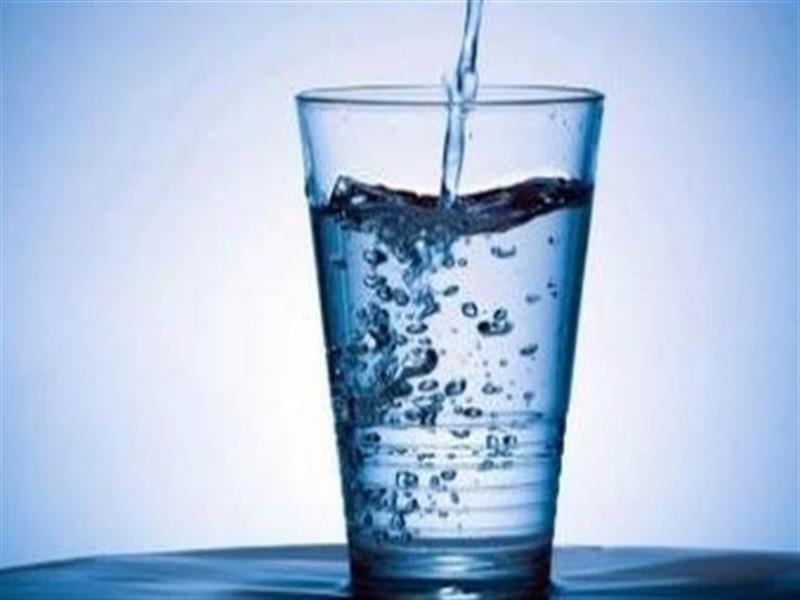 خبير تغذية يحدد شرطا لشرب الماء صباحا على معدة فارغة
