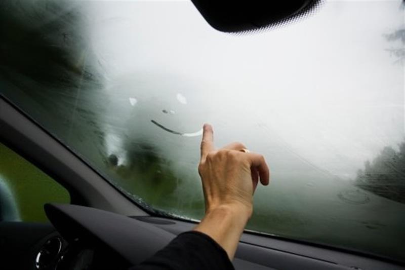 6 نصائح مرورية لقيادة السيارة أثناء الأمطار الغزيرة