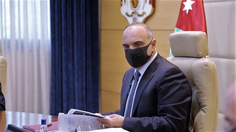 رئيس وزراء عربي يدخل الحجر المنزلي