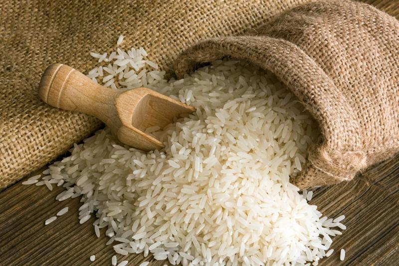 التجارة تعلن وصول كميات كبيرة من مادة الرز لتعزيز السلّة الغذائية وحصة رمضان