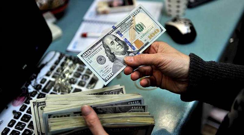 خبير اقتصادي يتوقع سيناريوهات مختلفة لأزمة الدولار