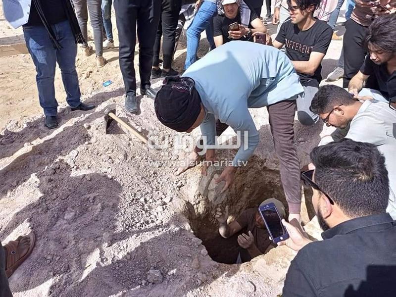 بالصور.. مراسم دفن الشاعر العراقي مظفر النواب في النجف