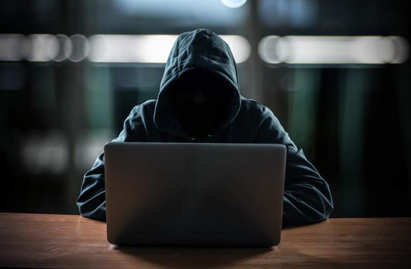 يقودها شرطي.. الإطاحة بشبكة تبتز موظفين وشخصيات عامة عبر صفحات وهمية