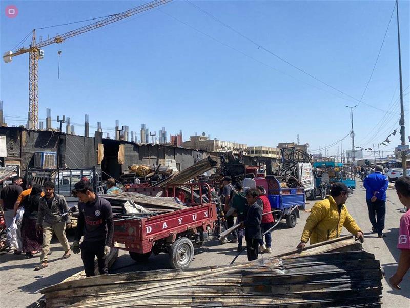 صور لآثار حريق داخل سوق شعبي في بغداد تسبب بتضرر 220 محلاً