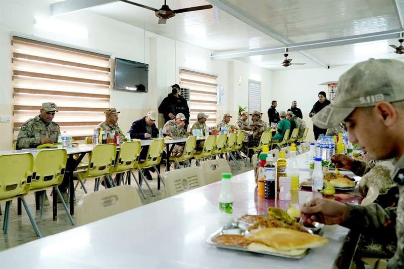 صور.. الكاظمي يتناول وجبة طعام مع منتسبي حرس الحدود