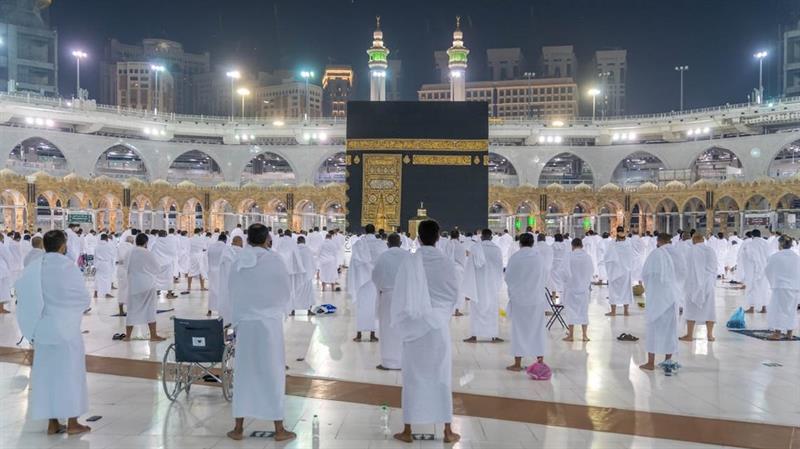 السعودية توجّه دعوة للمعتمرين: تفرّغوا للعبادة داخل الحرم واتركوا التصوير!
