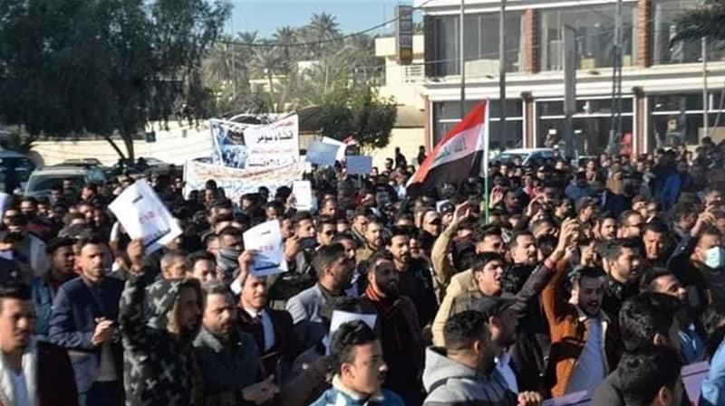 الديوانية.. محاضرون ينظمون وقفة احتجاجية امام مبنى المحافظة (صور)