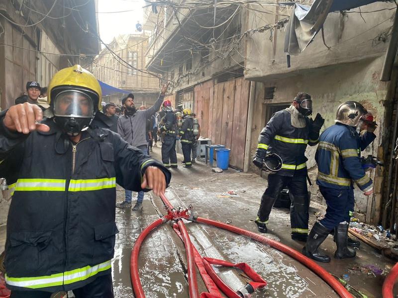 صور: اخماد حريق الشورجة وسط بغداد