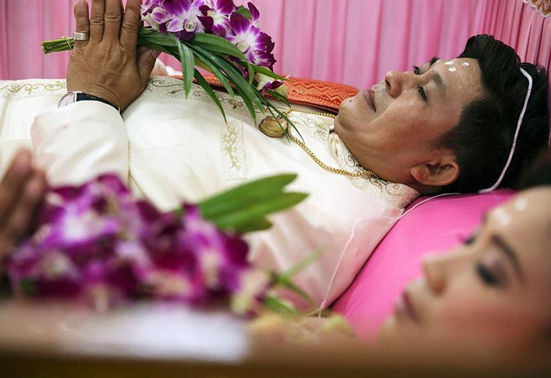يعشقنه بجنون.. رجل تايلندي يجمع بين 8 نساء في منزل واحد