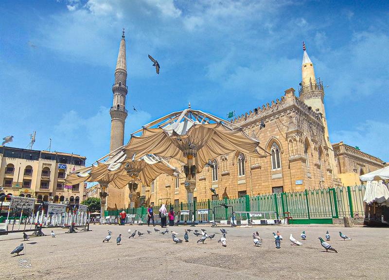 مصر... اندلاع حريق هائل في محيط مسجد الحسين