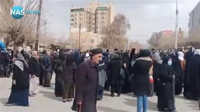 بعد 4 حالات وفاة في الطوابير
حكومة إقليم كردستان تنقل تجربة بغداد في صرف رواتب المتقاعدين إلى مصارفها