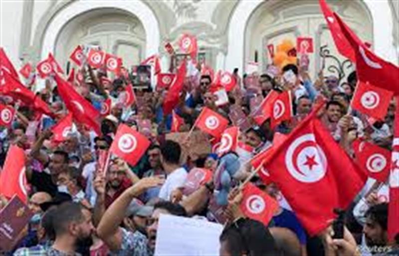 ترحيب واسع بقرار رئيس تونس حل البرلمان.. 