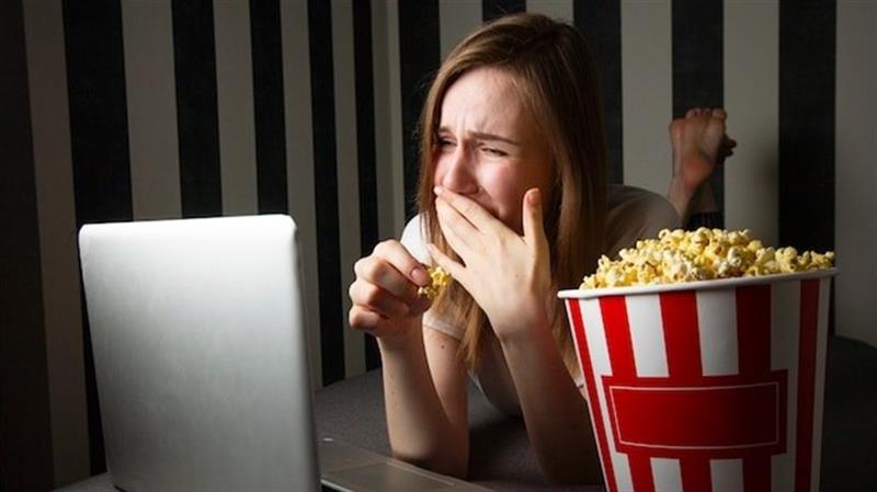 لماذا ننجذب إلى الأفلام الحزينة؟