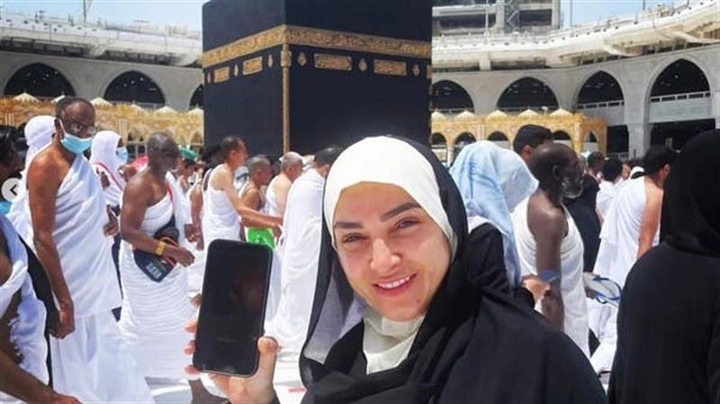 روجينا تتعرض لإنتقادات حادة بسبب صورتها أمام الكعبة