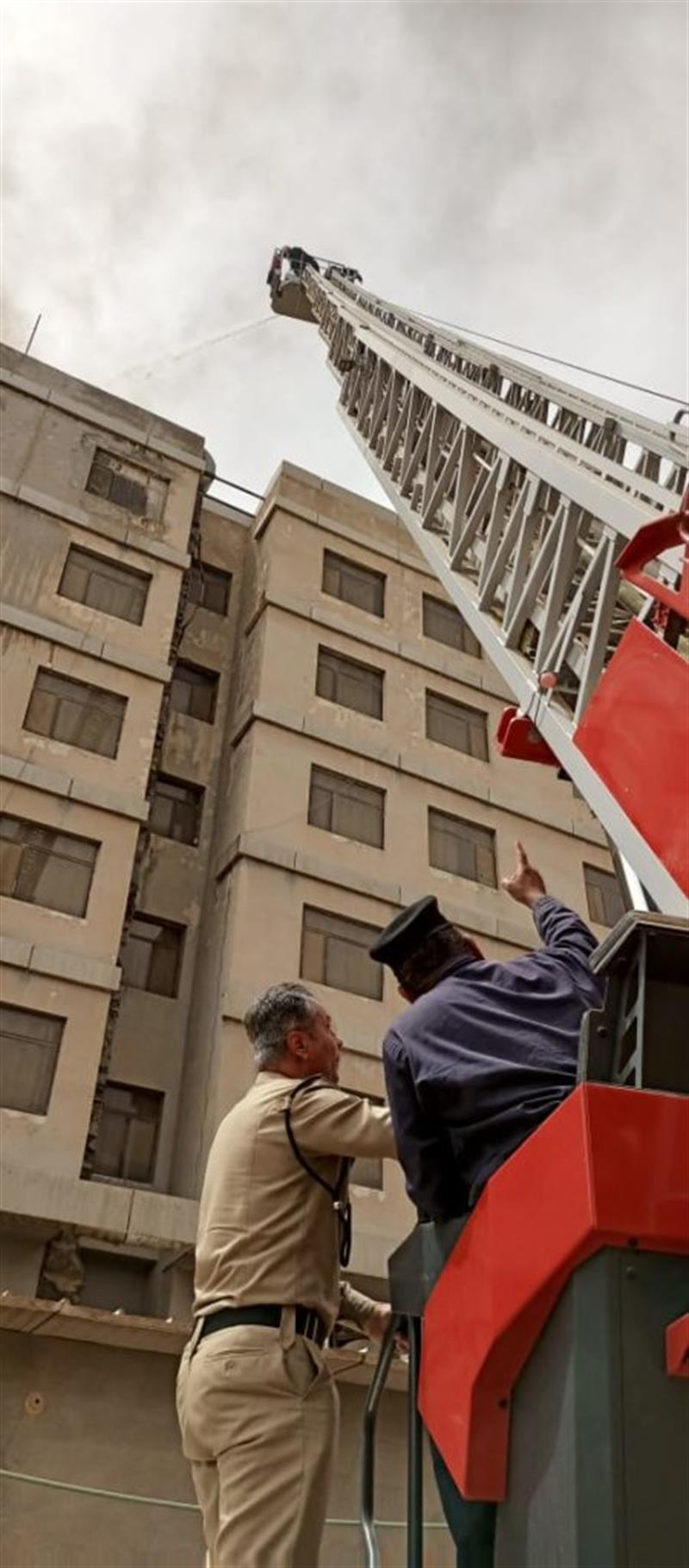 بالصور.. اخماد حريق اندلع بفندق في كربلاء
