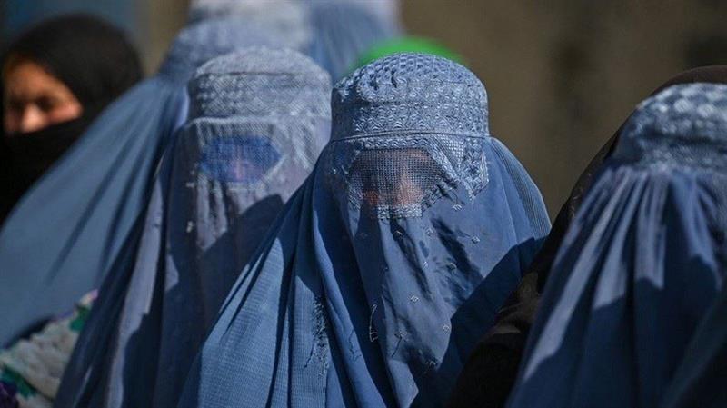 القائد الأعلى لحركة طالبان في أفغانستان يأمر النساء بارتداء البرقع في الأماكن العامة