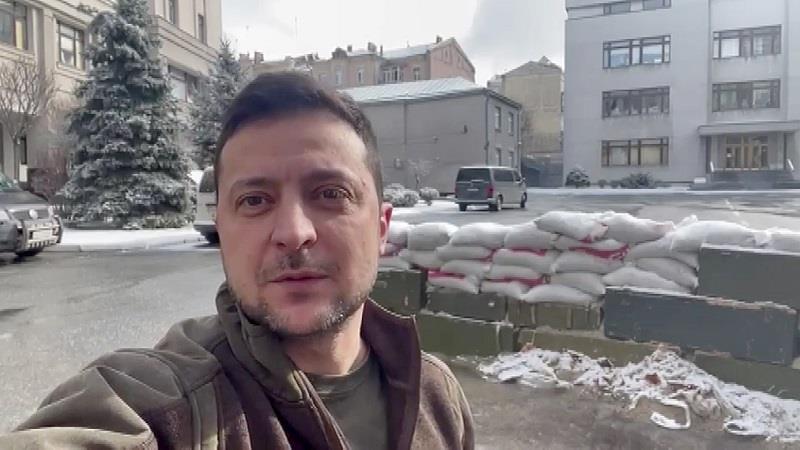 في احدث ظهور له.. زيلينسكي يؤكد: ما زلت في كييف ولا أخاف من أحد