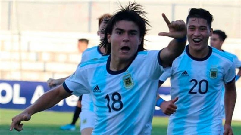 ميسي يطالب باريس بالتعاقد مع 