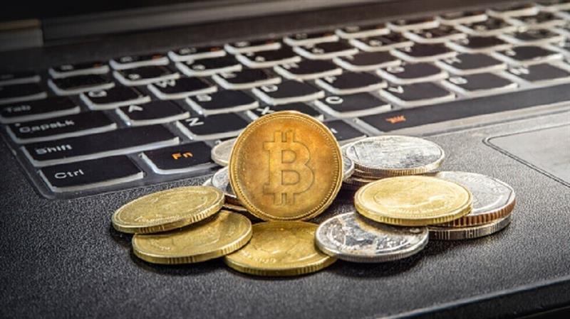“بيتكوين” تتراجع وتتجه إلى أدنى مستوى منذ نحو عام